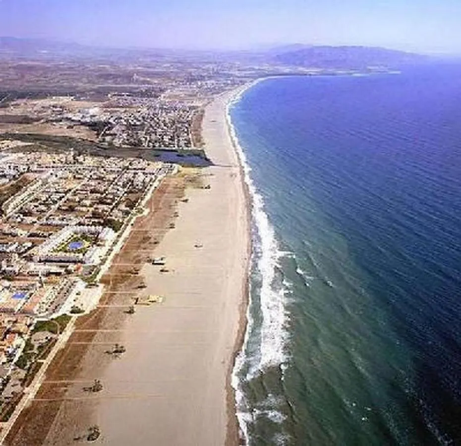 Paraiso de Vera Playa: Beachfront Apartments with Pool Views