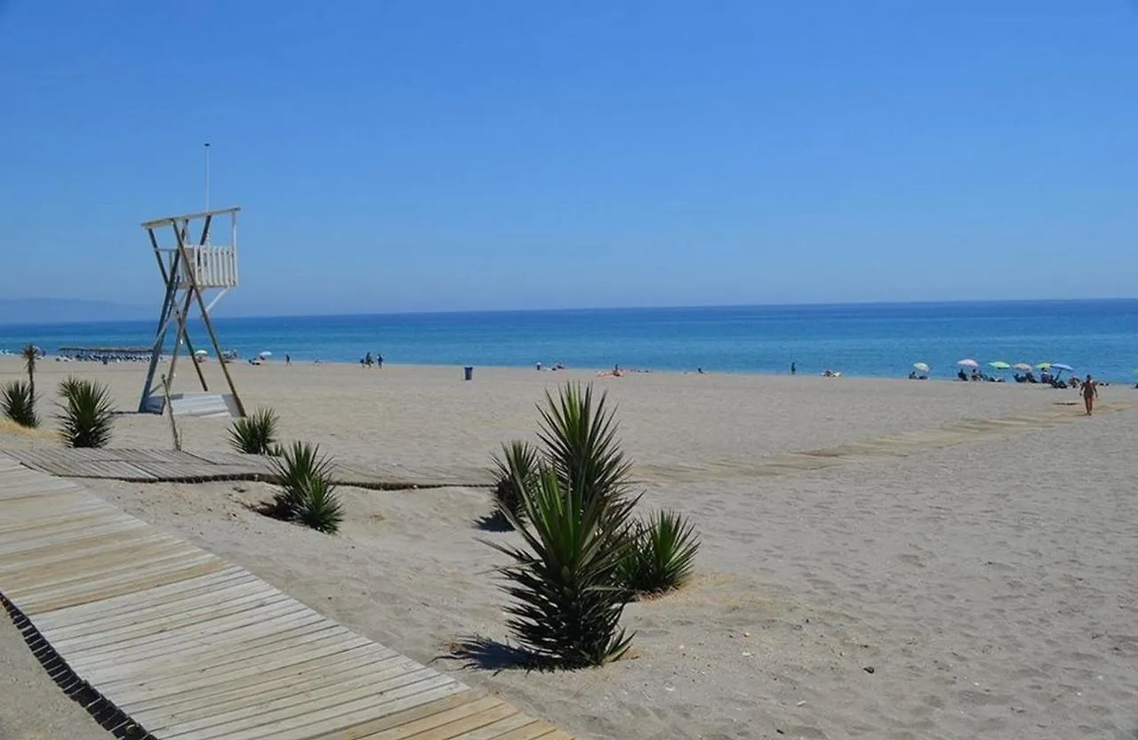 Paraiso de Vera Playa: Beachfront Apartments with Pool Views